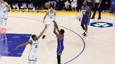 Erster Vater-Sohn-Assist der NBA-Geschichte: LeBron James sieht den Dreier von Bronny James aus nächster Nähe. (Foto: Ringo Chiu/ZUMA Press Wire/dpa)