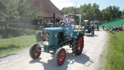 Schleppertreffen 2025 im Fränkischen Freilandmuseum in Bad Windsheim: Katrin Uano, die frühere Repräsentantin der Aischgründer Karpfenregion, ist mit ihrem Traktor seit Jahren beim Treffen präsent. (Foto: Hans-Bernd Glanz)