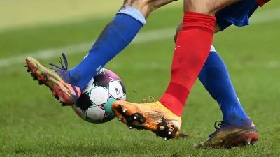 Zwei Fußballspieler kämpfen um den Ball. (Foto: Uli Deck/dpa/Symbolbild)