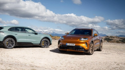 Porsche Cayenne, jetzt auch elektrisch: Der Bestseller rollt noch vor der Sommerpause an die Ladesäule – Verbrenner und Plug-in-Hybride bleiben trotzdem im Programm. (Foto: Porsche AG/dpa-tmn)