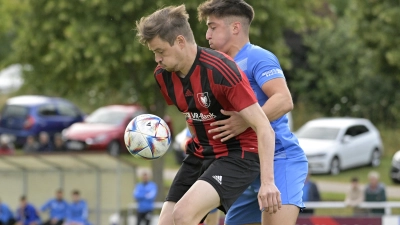 Sebastian Beck (links, gegen Patrick Ekinci vom FV Illertissen) erzielte in Bobingen den späten 2:2-Ausgleich und traf im Heimspiel gegen Kaufering zum 2:0 sowie zum 3:0-Endstand. (Foto: Martin Rügner)