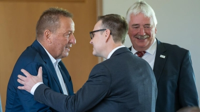 Landrat Dr. Christian von Dobschütz (Mitte) gratuliert Ronald Reichenberg (links), mit ihm freut sich Reinhard Streng. (Foto: Mirko Fryska)