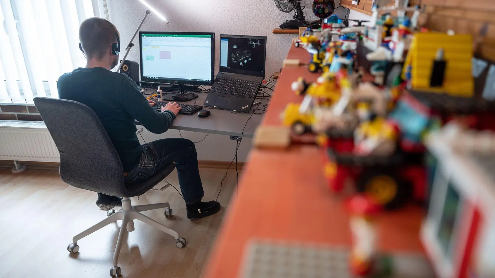 Ein eigener Schreibtisch, Ruhe und ein ergonomischer Stuhl sind ein guter Anfang für einen gelungenen Homeoffice-Platz.  (Foto: Sebastian Gollnow/dpa/dpa-tmn)