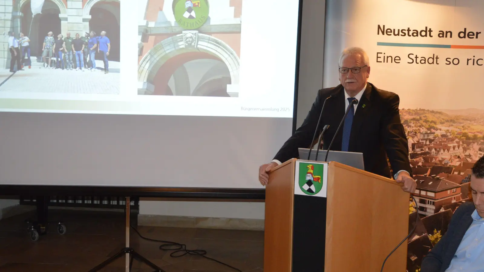 Ein vertrautes Bild zum letzten Mal: Bürgermeister Klaus Meier am Rednerpult bei seiner 18. und letzten Bürgerversammlung in der RathausEhrenHalle (Foto: Patrick Lauer )