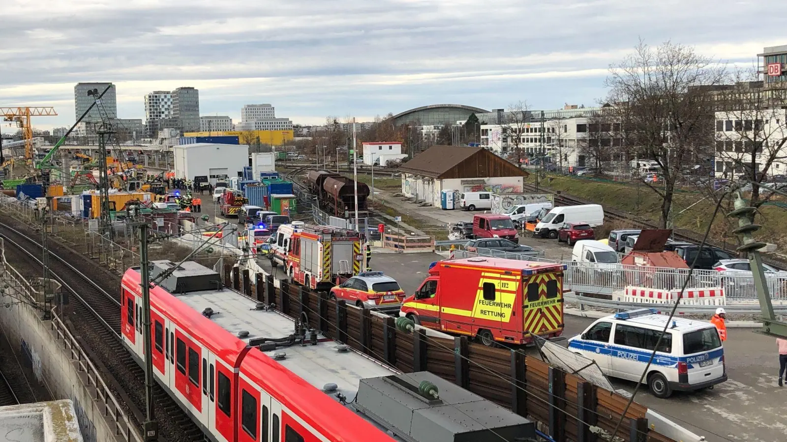 Einsatzkräfte von Feuerwehr, Rettungsdienst und Polizei im Einsatz nach der Explosion einer Fliegerbombe in München. (Foto: Jordan Raza/dpa)