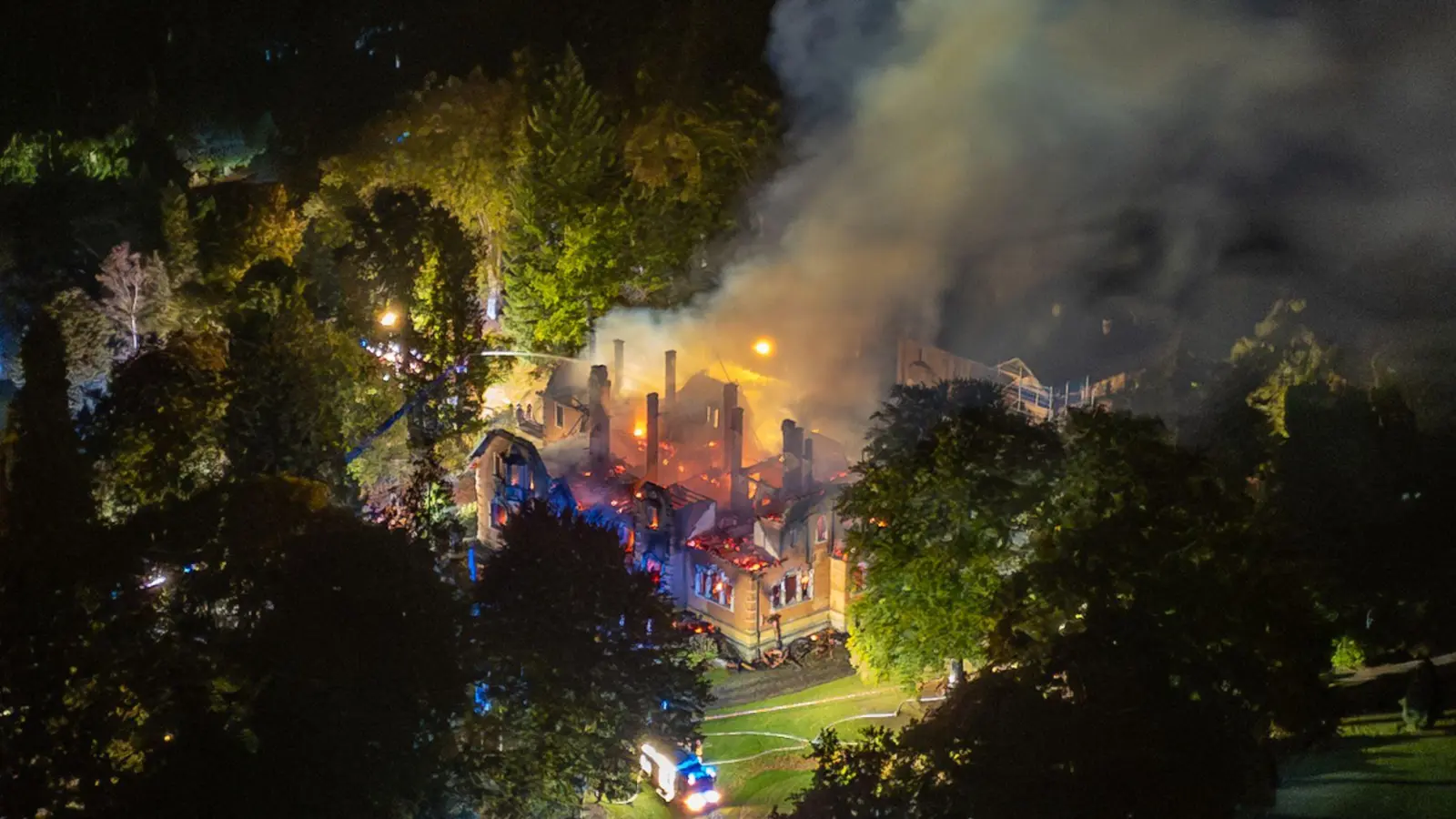 Im Internet ist ein angebliches Bekennerschreiben aufgetaucht, in dem sich eine Gruppe zur Brandstiftung an einem Jagdschloss im Landkreis Regensburg bekennt. (Archivbild)  (Foto: Lars Haubner/News5/dpa)