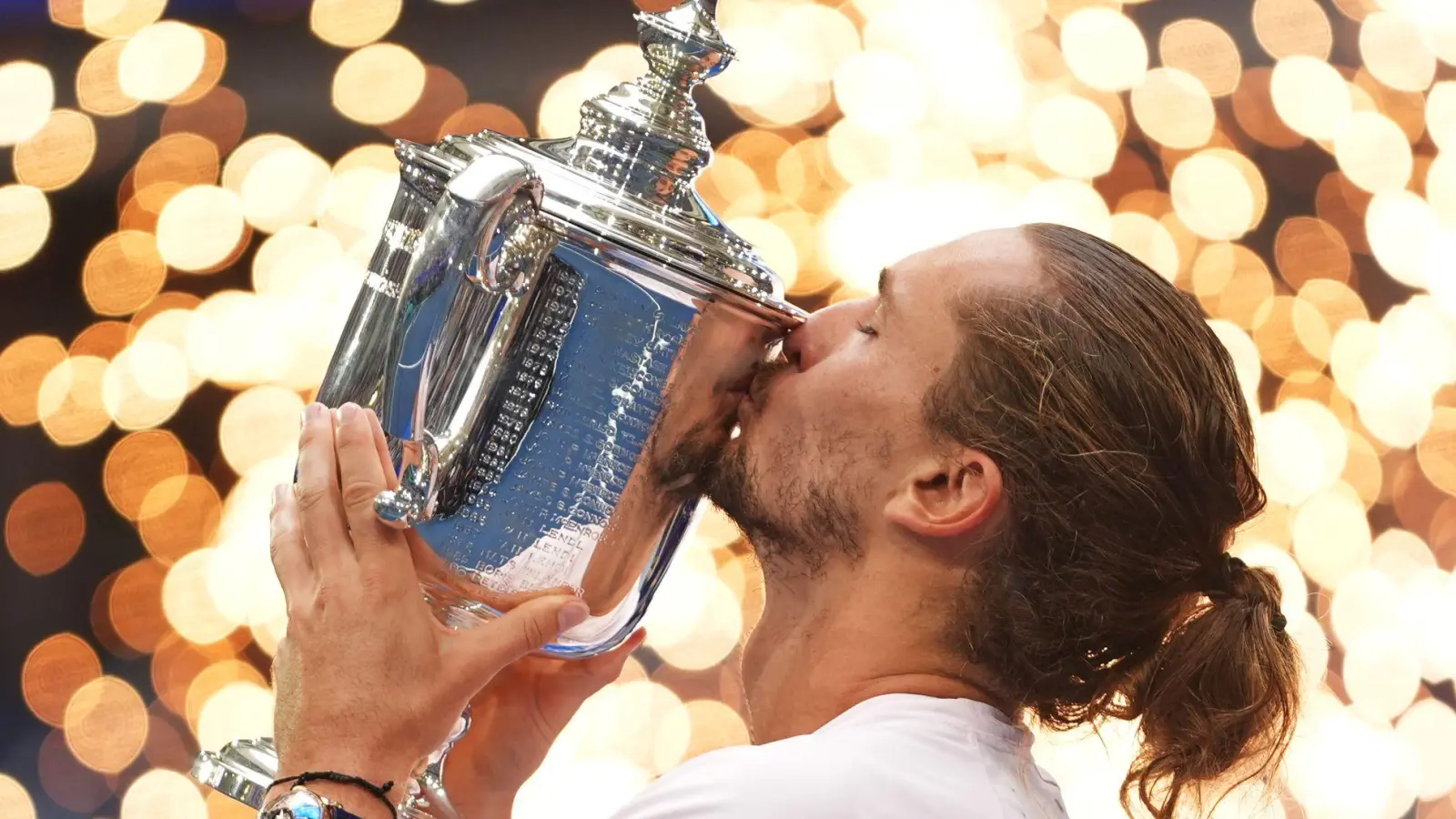 Innig küsst Alexander Zverev die US-Open-Trophäe. (Foto: Frank Franklin II/AP/dpa)