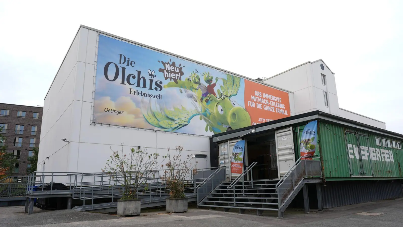 1000 Quadratmeter ist die Halle am S-Bahnhof Ottensen groß, auf 600 davon können Besucher in der Olchis-Welt aktiv werden.  (Foto: Marcus Brandt/dpa)