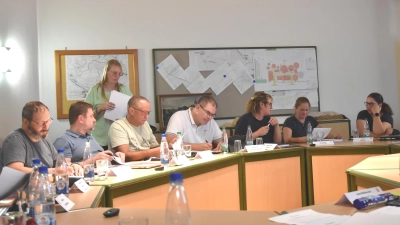 Protokollantin Christine Prechtel (stehend) sammelte die Einverständniserklärungen zur Künstlichen Intelligenz bei den Baudenbacher Rätinnen und Räten ein.  (Foto: Anita Dlugoß)