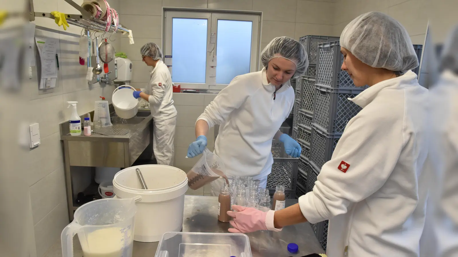 In der neu gebauten Hofmolkerei stellen Familienmitglieder und Angestellte mit Handarbeit pasteurisierte Frischmilch und Joghurt her. Die Produkte werden unter dem eigenen Markennamen S-Kuhl verkauft. (Foto: Silvia Schäfer )