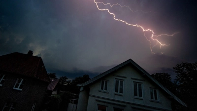 Sturm vorbei? Dann sollten nach dem Ereignis mögliche Schäden sorgfältig dokumentiert werden. (Foto: Hauke-Christian Dittrich/dpa/dpa-tmn)