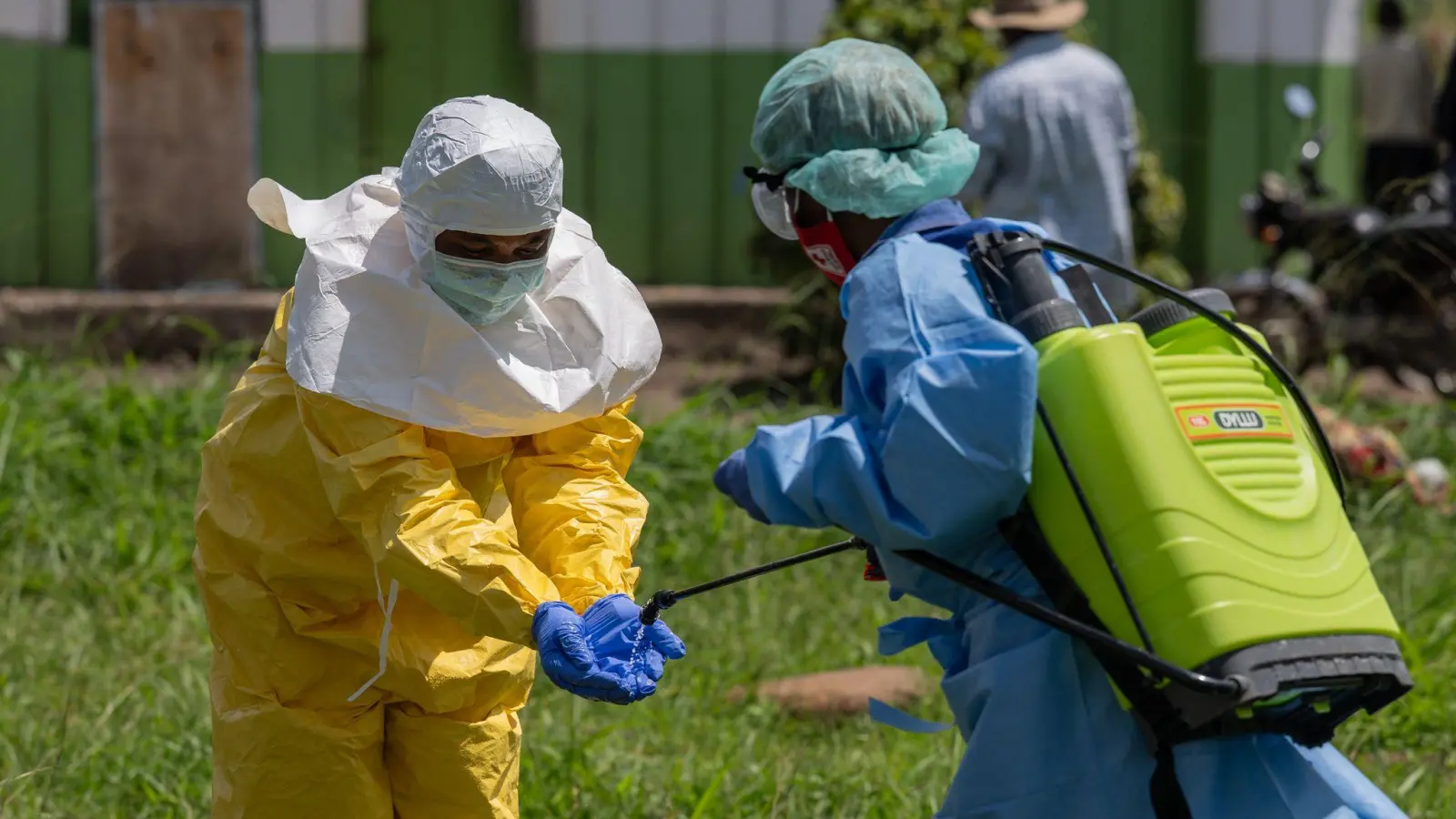 Nach dem Ebolaausbruch im Kongo und in Uganda gibt es bereits mehr als 900 Verdachtsfälle vor allem in der Demokratischen Republik Kongo. (Archivbild) (Foto: Moses Sawasawa/AP/dpa)