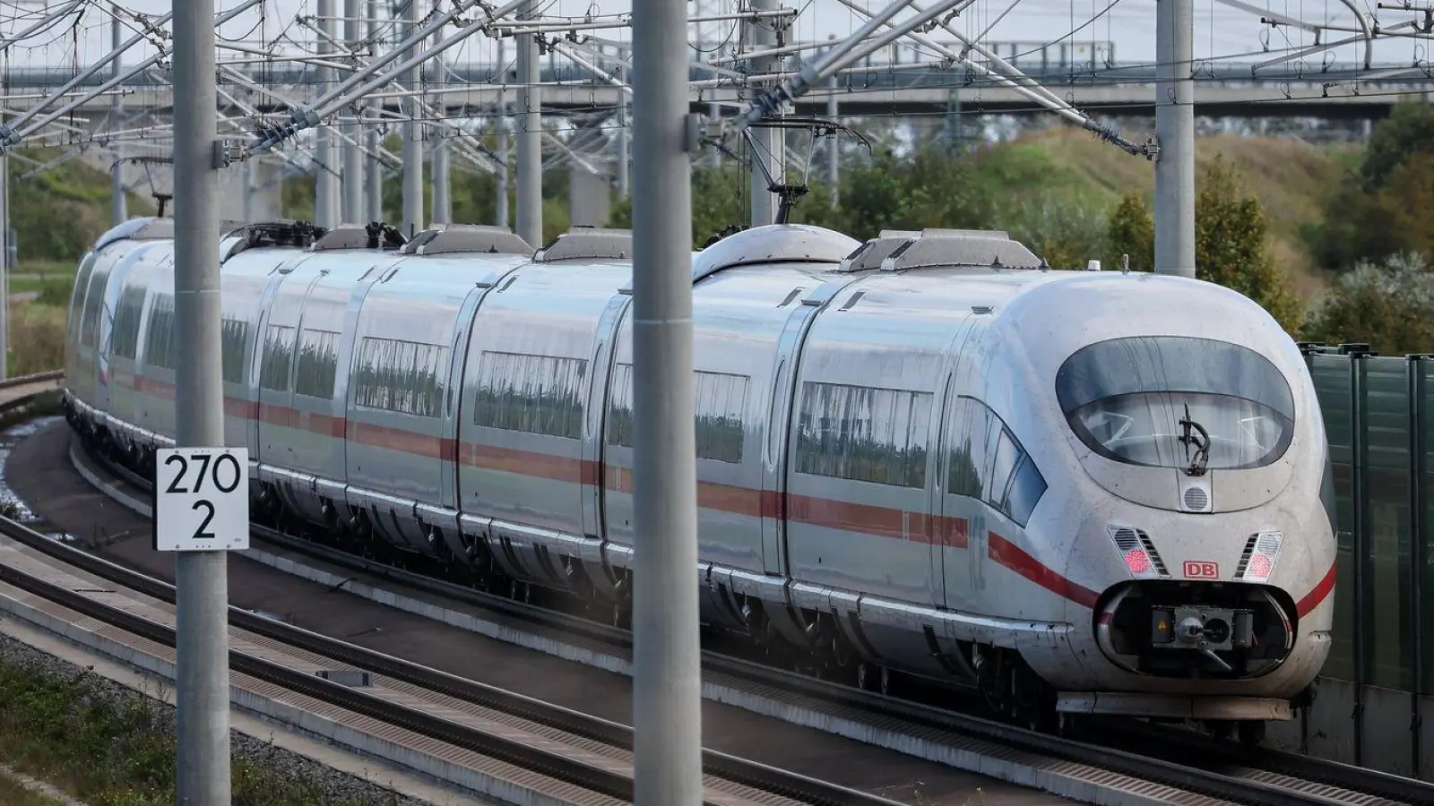 Bei Tempo 200 öffnete sich eine ICE-Tür - laut Bahn und Polizei war es kein Defekt. (Symbolbild) (Foto: Jan Woitas/dpa)