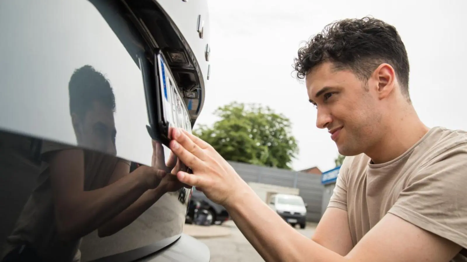 Das alte Kennzeichen kann nach einem Umzug am Auto bleiben - dann muss man sich nur den Fahrzeugschein neu ausstellen lassen. (Foto: Christin Klose/dpa-tmn)