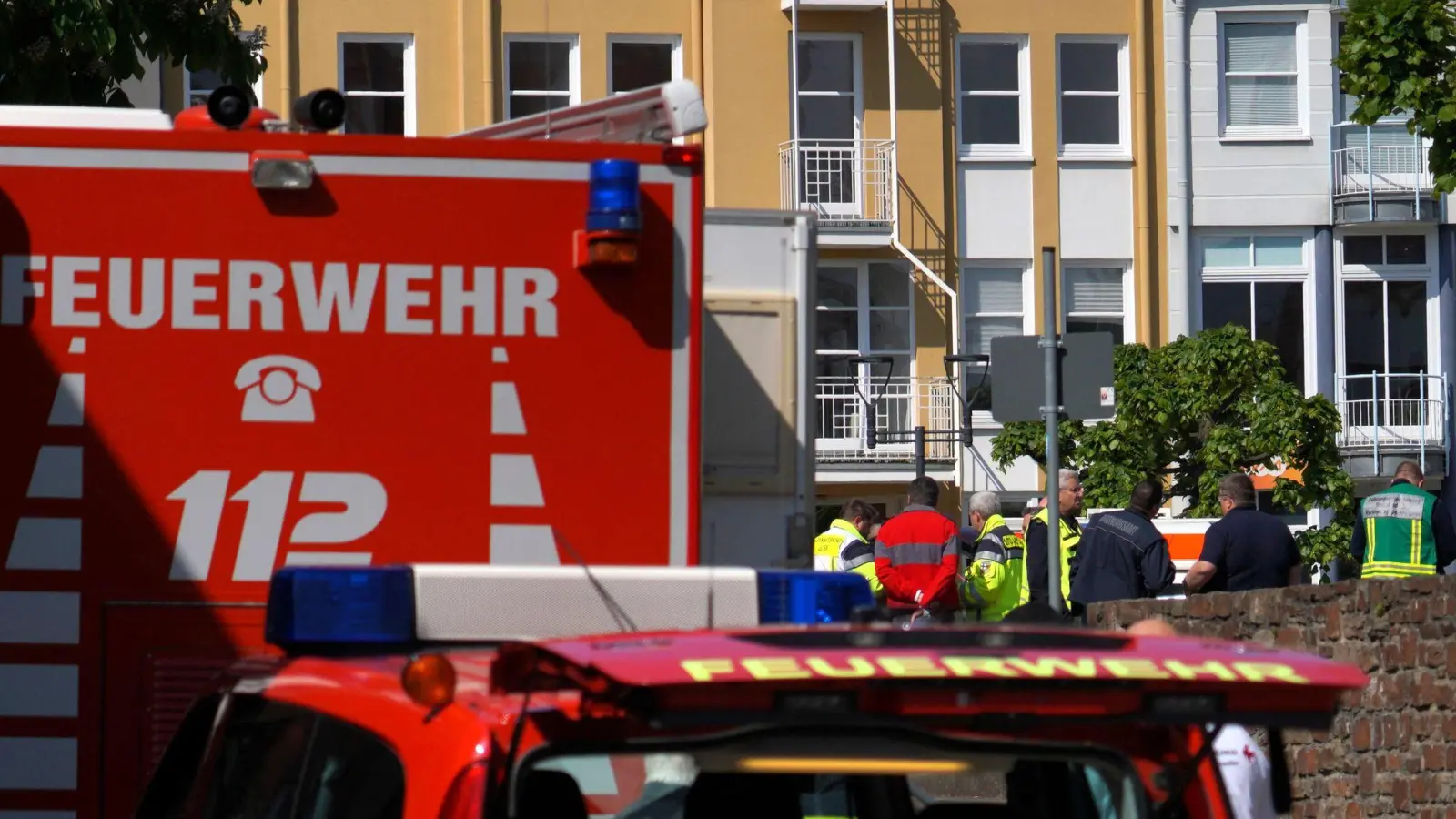 Rettungswagen, Polizisten und Polizeifahrzeuge stehen in der Nähe des Einsatzortes. (Foto: Sascha Ditscher/dpa)