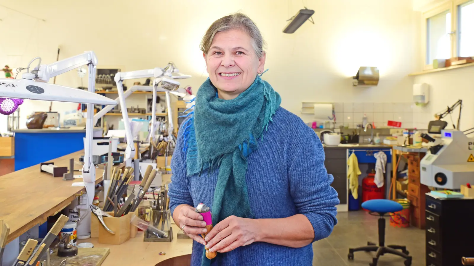 Goldeschmiedemeisterin Gertrud Norys mag Menschen, die ihren Job "mit Leib und Seele" machen. (Foto: Sarina Schwinn)