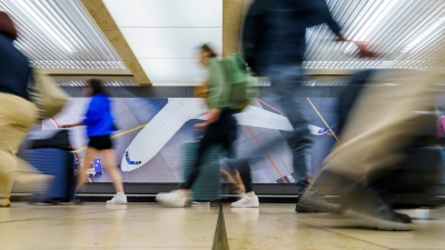 Fliegen bedeutet meist ohnehin Stress - viele Menschen, Zeitdruck, Änderungen. Wenn auch noch Angst dazukommt, ist schon der Weg zum Gate ein Horrortrip. (Foto: Andreas Arnold/dpa/dpa-tmn)