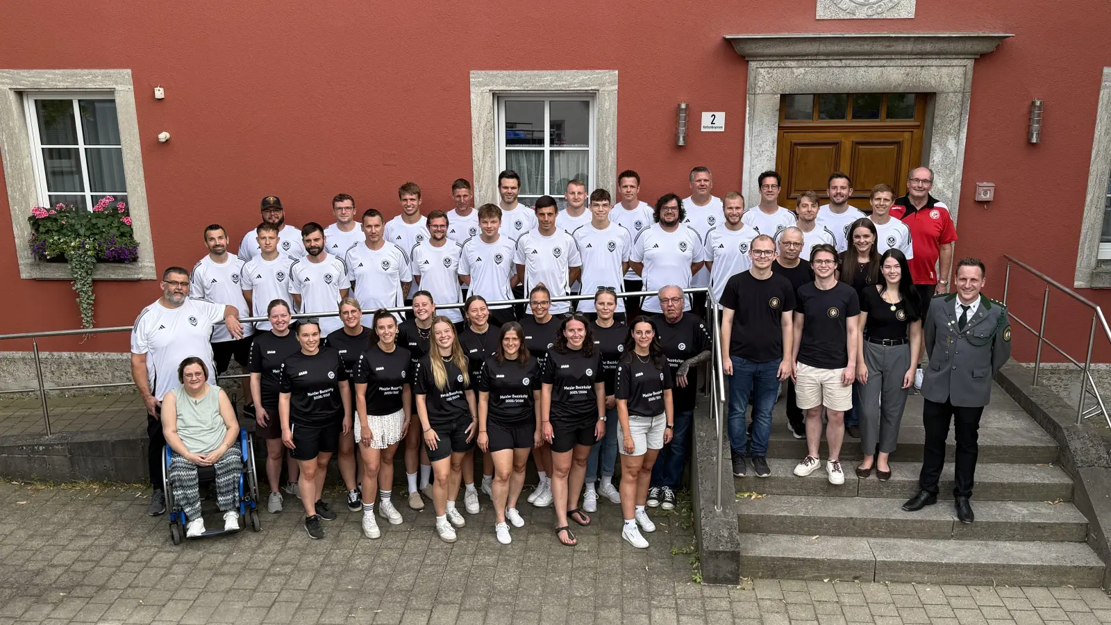 Die erfolgreichen Sportler von Gollhofen, die es 2026 jeweils geschafft haben, in eine höhere Liga aufzusteigen und von der Gemeinde mit Urkunde, Vesper und einem Eintrag ins Goldene Buch der Gemeinde geehrt wurden: die Fussball- Damenmannschaft (vorne links) spielt jetzt in der Bezirksoberliga, die 1. Fussball-Herrenmannschaft (hinten) in der Kreisliga und der Bürgerschützenverein (rechts vorne) in der Bezirksoberliga (Foto: Sylvia Fehlinger)