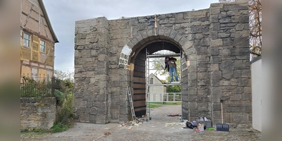 Ein mittelalterliches Stadttor wird in der Baugruppe West des Fränkischen Freilandmuseums aufgebaut. (Foto: Katrin Merklein)