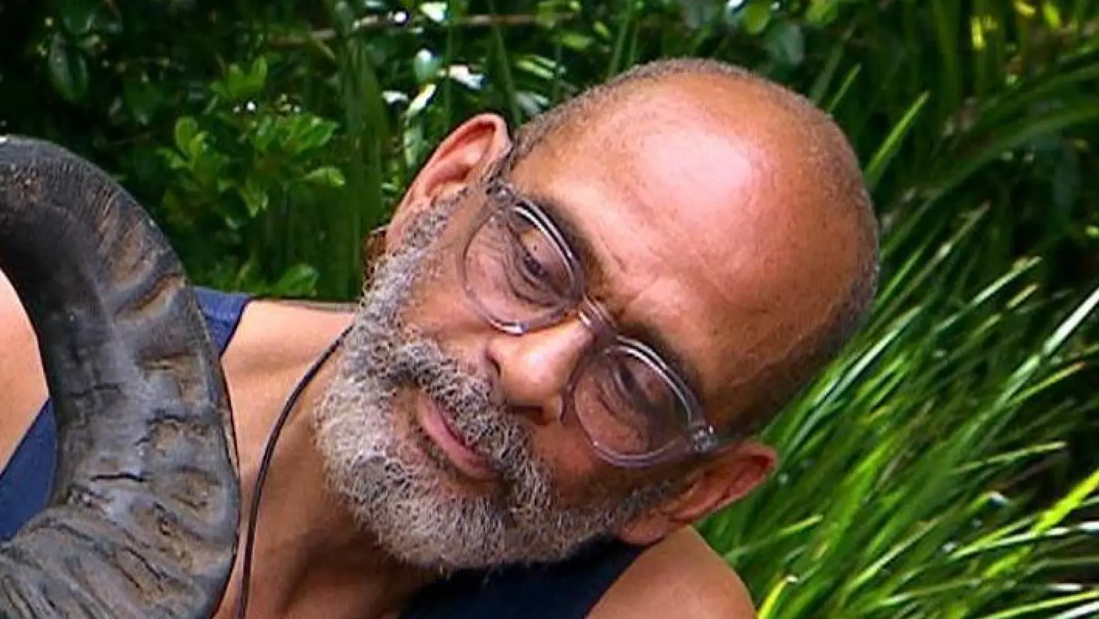 Pierre Sanoussi-Bliss verspeiste erschreckend souverän Ekel-Essen wie hier ein Büffel-Auge. (Foto: RTL/dpa)