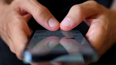 Einfach und schnell Geld verdienen - damit locken derzeit viele Betrüger über Messengerdienste. (Foto: Karl-Josef Hildenbrand/dpa/dpa-tmn)