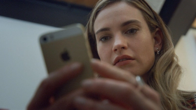 Lily James spielt Whitney Wolfe Herd. (Foto: Disney/dpa)