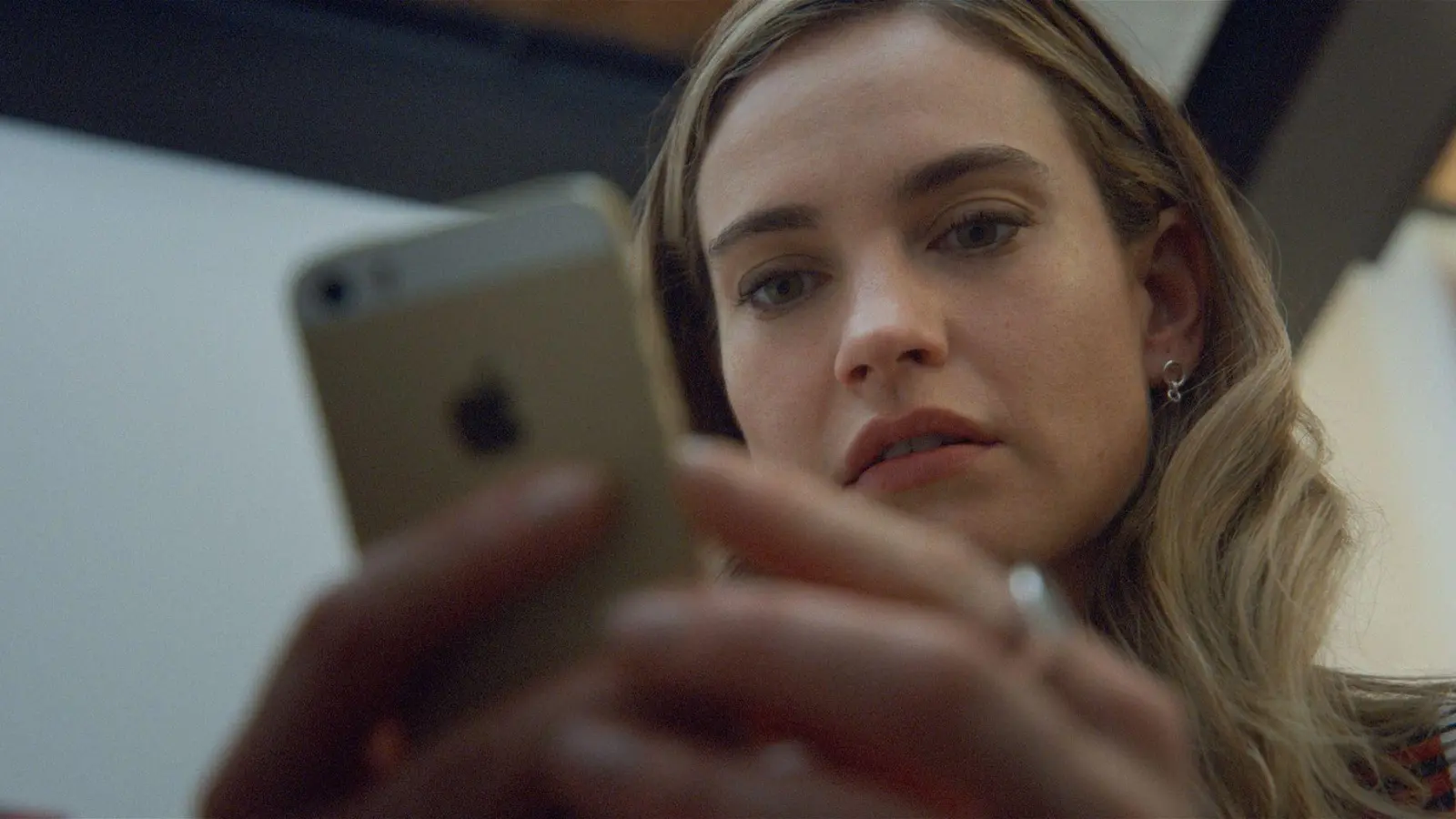 Lily James spielt Whitney Wolfe Herd. (Foto: Disney/dpa)