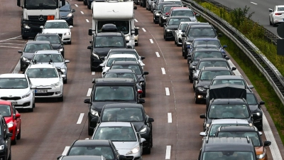 Gleich drei Auffahrunfälle gab es im dichten Reiseverkehr auf der A7. (Symbolbild) (Foto: Heiko Rebsch/dpa)