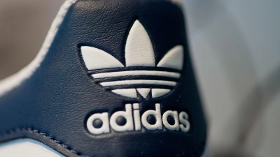 Adidas hat mehr Sportartikel verkauft. (Archivbild) (Foto: Daniel Karmann/dpa)