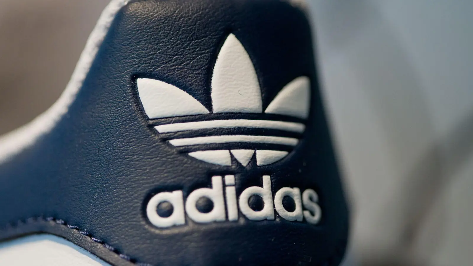 Adidas hat mehr Sportartikel verkauft. (Archivbild) (Foto: Daniel Karmann/dpa)