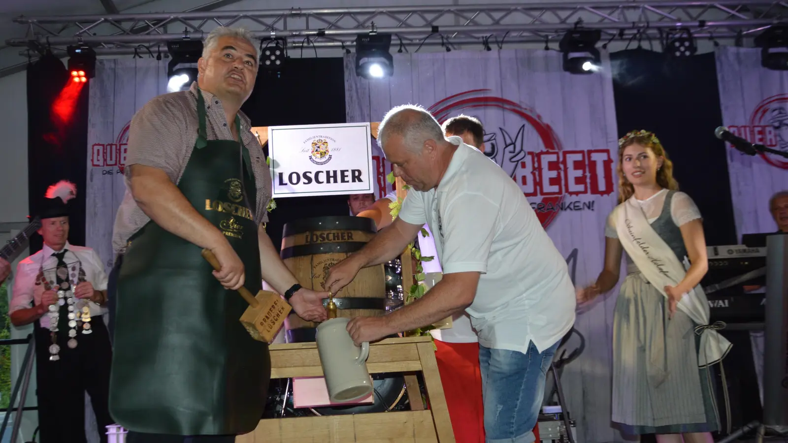 Das Bier muss fließen: Bürgermeister Claus Seifert sticht in Scheinfeld das Festbier an. (Foto: Martina Hinkelmann)