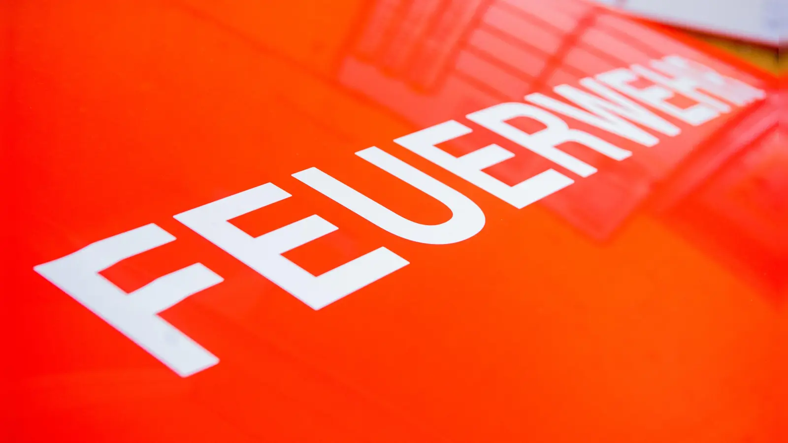 Etwa 80 Einsatzkräfte der umliegenden Feuerwehren konnten bei einem Brand in einem holzverarbeitenden Betrieb in Wilburgstetten Schlimmeres verhindern.  (Foto: Evi Lemberger)