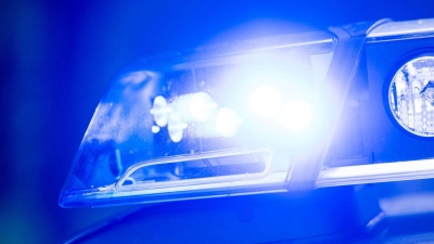 Polizisten nehmen den Verdächtigen fest. (Symbolbild) (Foto: Lino Mirgeler/dpa)