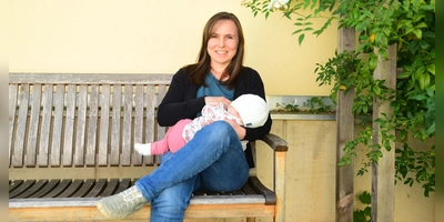 Stefanie Radinger (Grüne) bringt als Gemeinderätin regelmäßig ihr Baby zu Sitzungen mit. Das führte in der jüngsten Sitzung dazu, dass ein Gemeinderat die Sitzung verließ. (Foto: Irmeli Pohl)