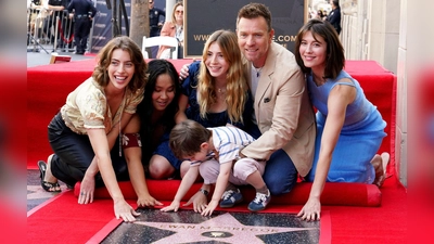 Ewan McGregor bringt seine Familie zu der Zeremonie mit. (Foto: Jordan Strauss/Invision/AP/dpa)