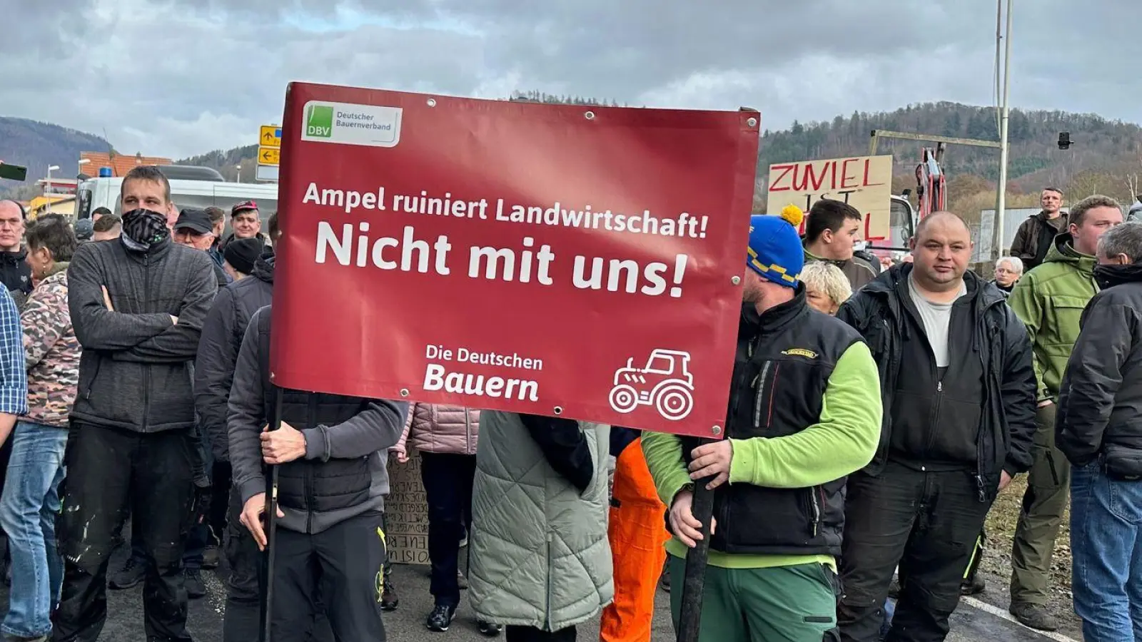 Bauern versperren en Zugang zu einem Werk des Nougat-Herstellers Viba Sweets bei der Länder-Tour von Bundeswirtschaftsminister Habeck. (Foto: Andreas Hoenig/dpa)