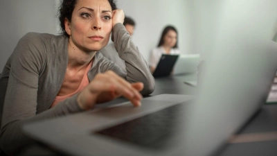 Mal wieder vom Job in frustriert? Dann kann ein Perspektivwechsel helfen, in der „Gestört GmbH“ weiter klarzukommen. (Foto: Klaus-Dietmar Gabbert/dpa-tmn)