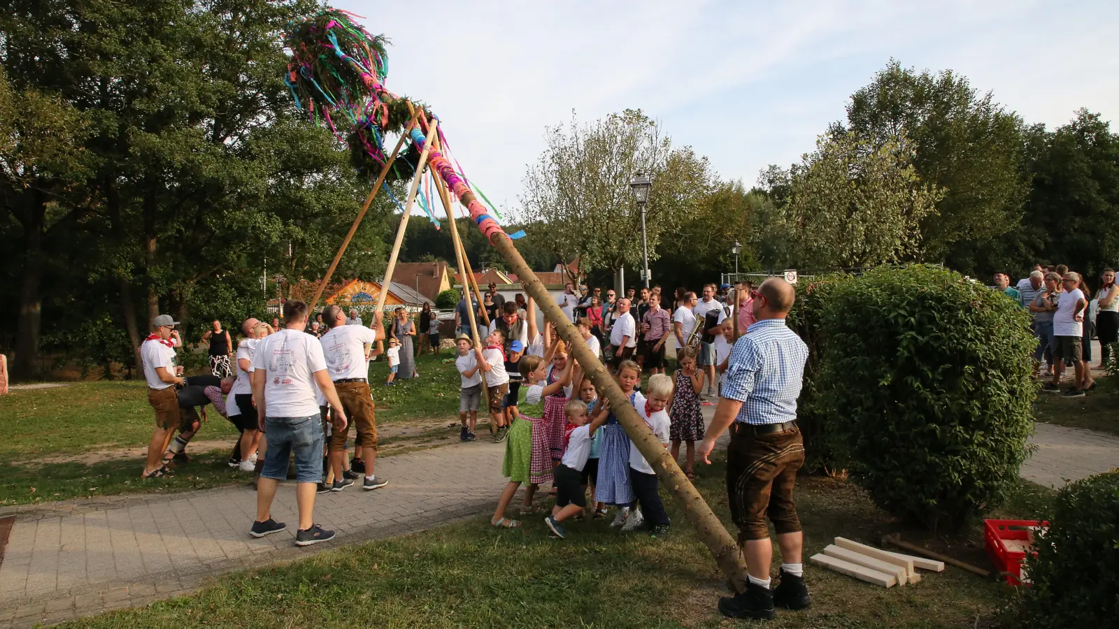 In Bruckberg haben die Kinder ihren eigenen Kirchweihbaum aufgestellt. (Foto: Alexander Biernoth)