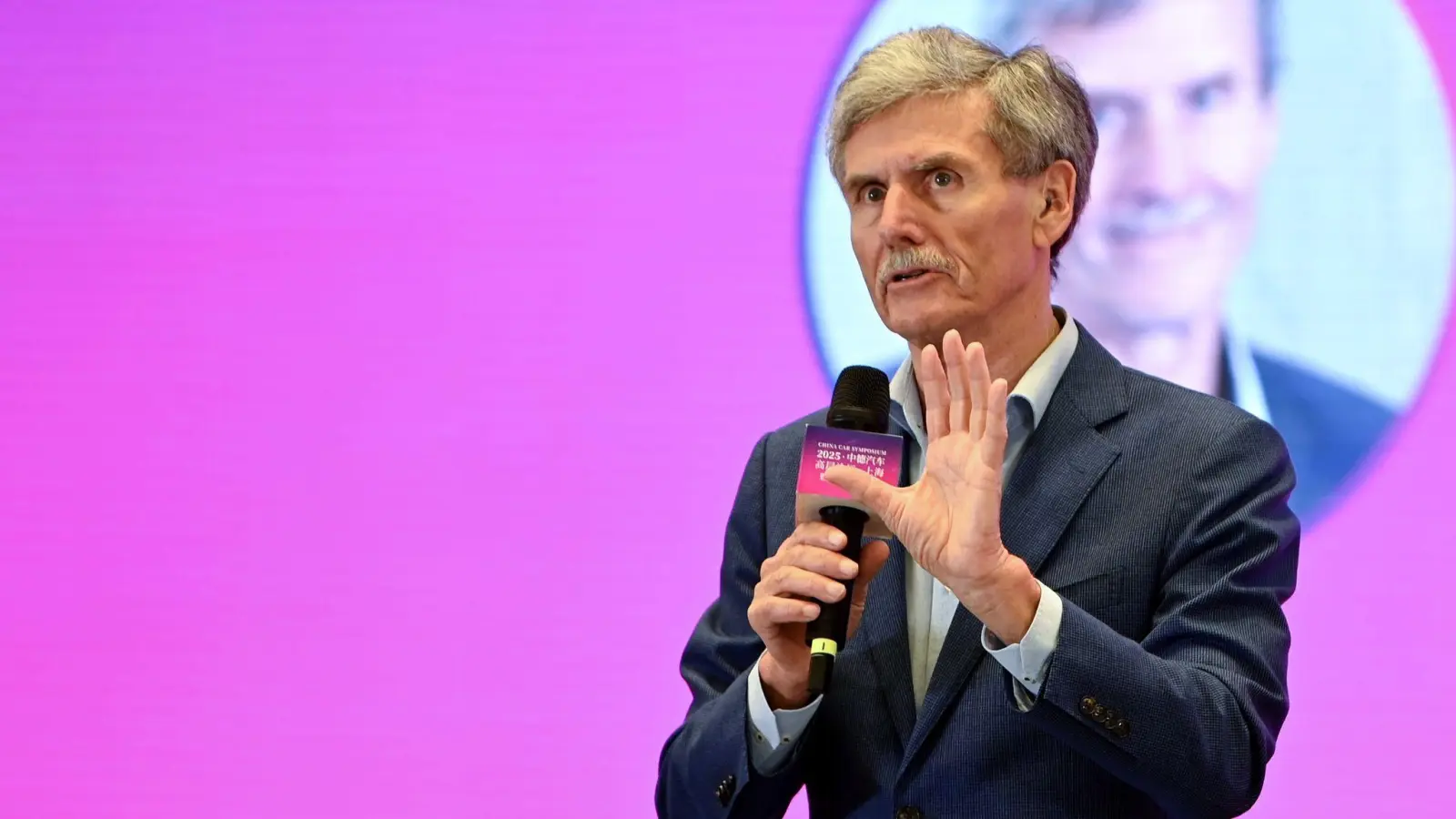 Ferdinand Dudenhöffer sieht die neue Elektroautoprämie kritisch. (Archivbild) (Foto: Johannes Neudecker/dpa)