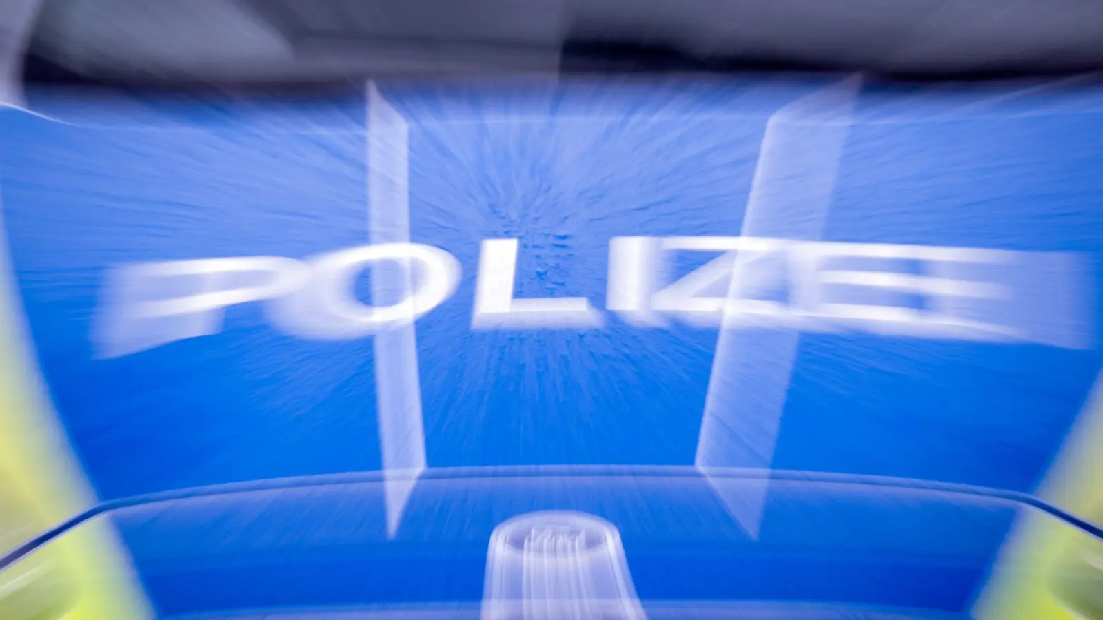 Die Polizei sperrte die Unfallstelle für mehrere Stunden. (Symbolbild) (Foto: Soeren Stache/dpa)