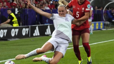In Basel sehen die Fans ein umkämpftes Duell. (Foto: Nick Potts/PA Wire/dpa)