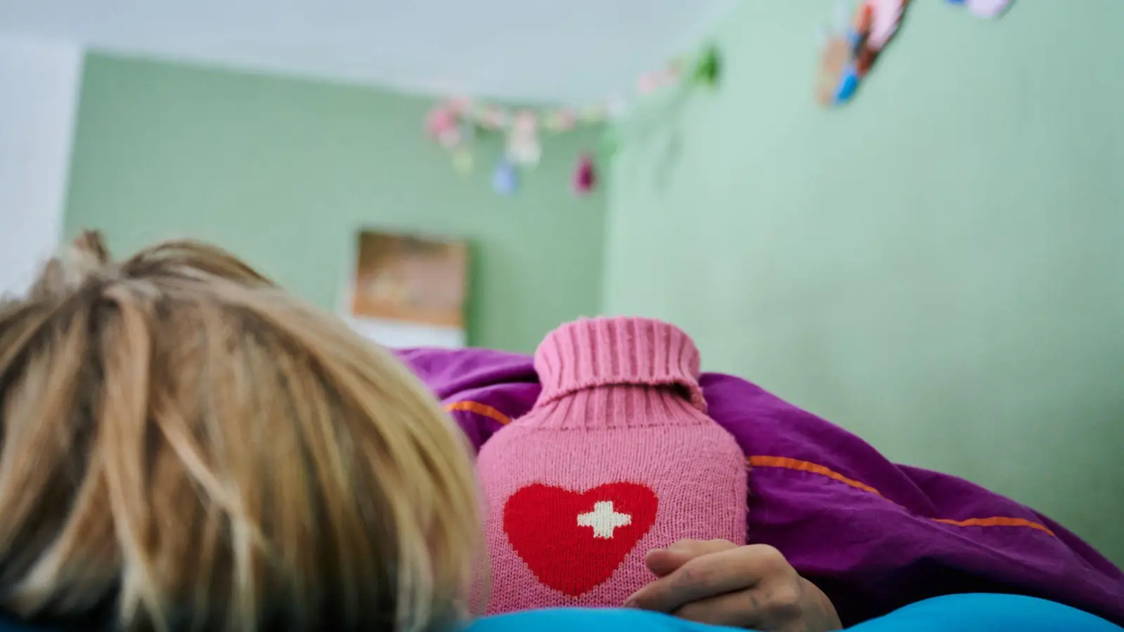 Kinder mit Pims entwickeln Wochen nach einer Corona-Infektion beispielsweise hohes Fieber und Hautausschläge. (Symbolbild) (Foto: Annette Riedl/dpa)