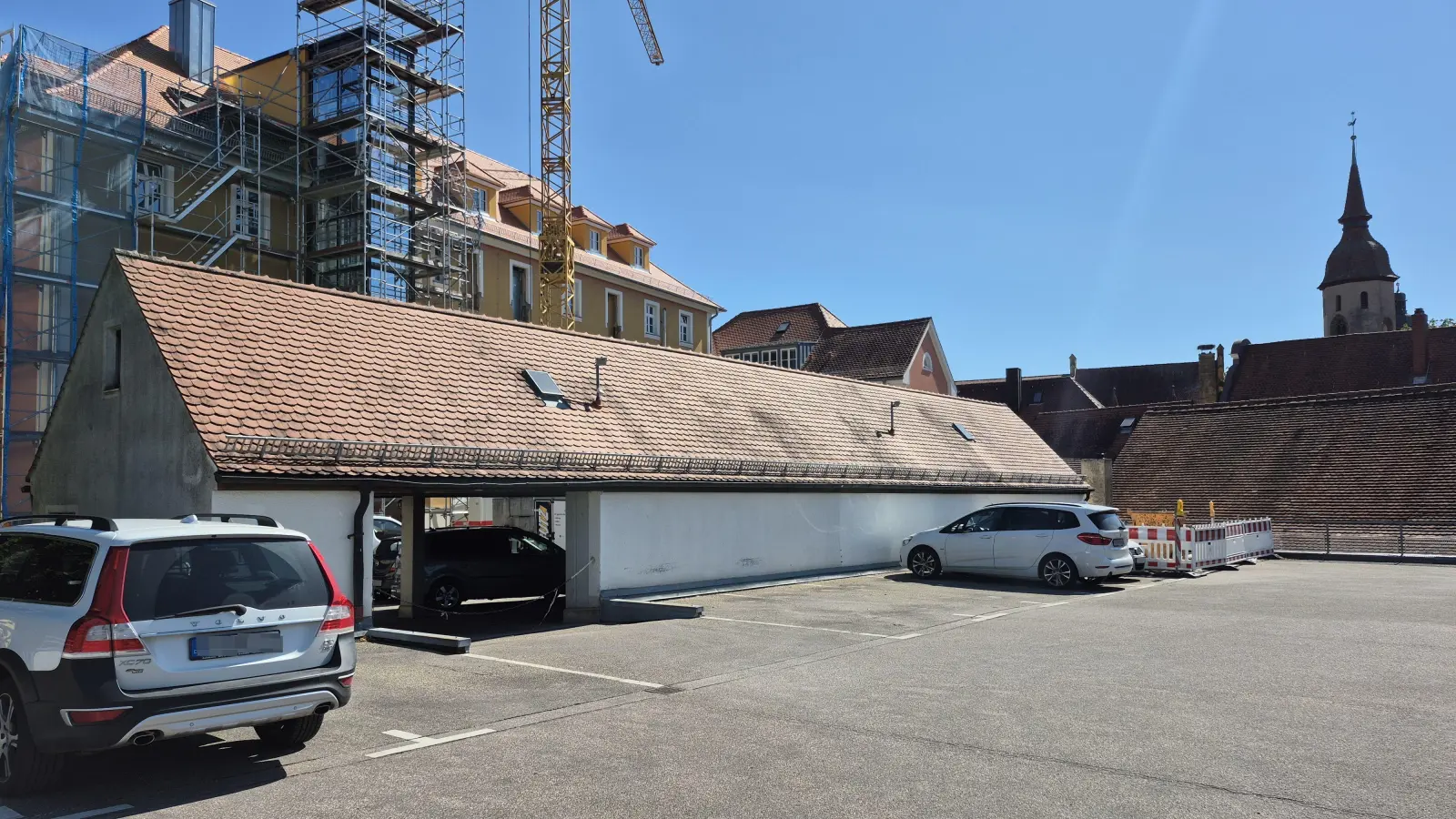 Der hintere Teil des Parkdecks am ehemaligen Landratsamt ist als Standort für einen Post-Container ungeeignet, weil sich dieser nicht über den Zwischenbau hieven ließe. Derweil wird derzeit über die Vermietung von Räumen für eine Postfiliale an anderer Stelle in Feuchtwangens Kernstadt verhandelt.  (Foto: Peter Zumach)