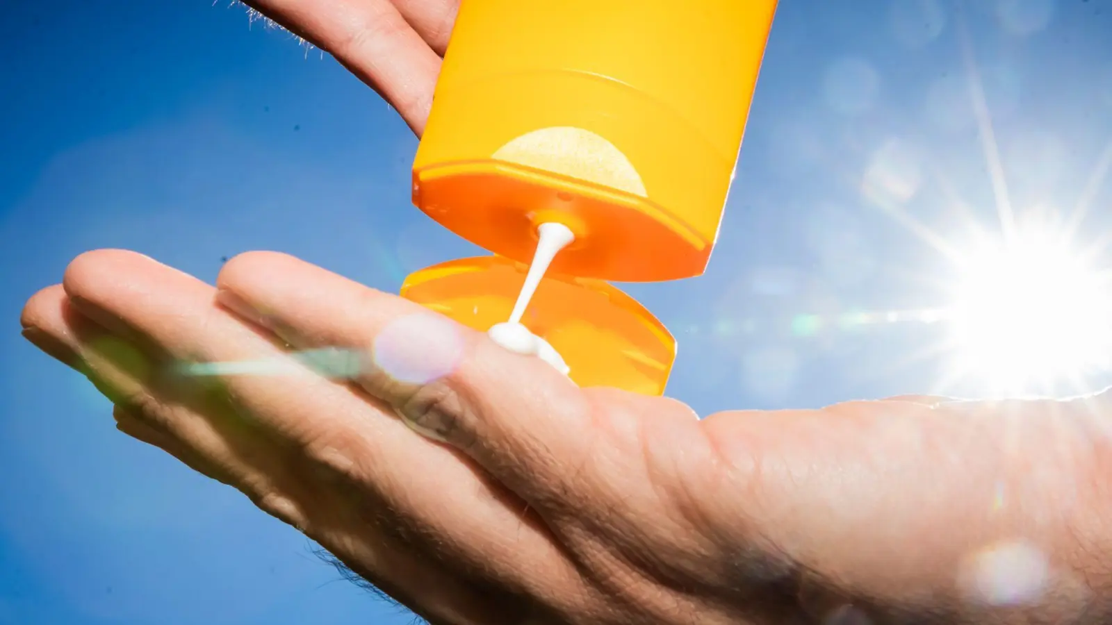 An Pfingsten wird es sommerlich warm.  (Foto: Christoph Soeder/dpa)