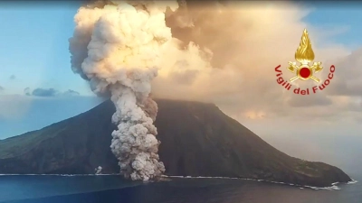 Aus Sorge vor einem schweren Ausbruch des Vulkans Stromboli gilt Alarmstufe rot.  (Foto: --/Vigili del Fuoco/dpa)