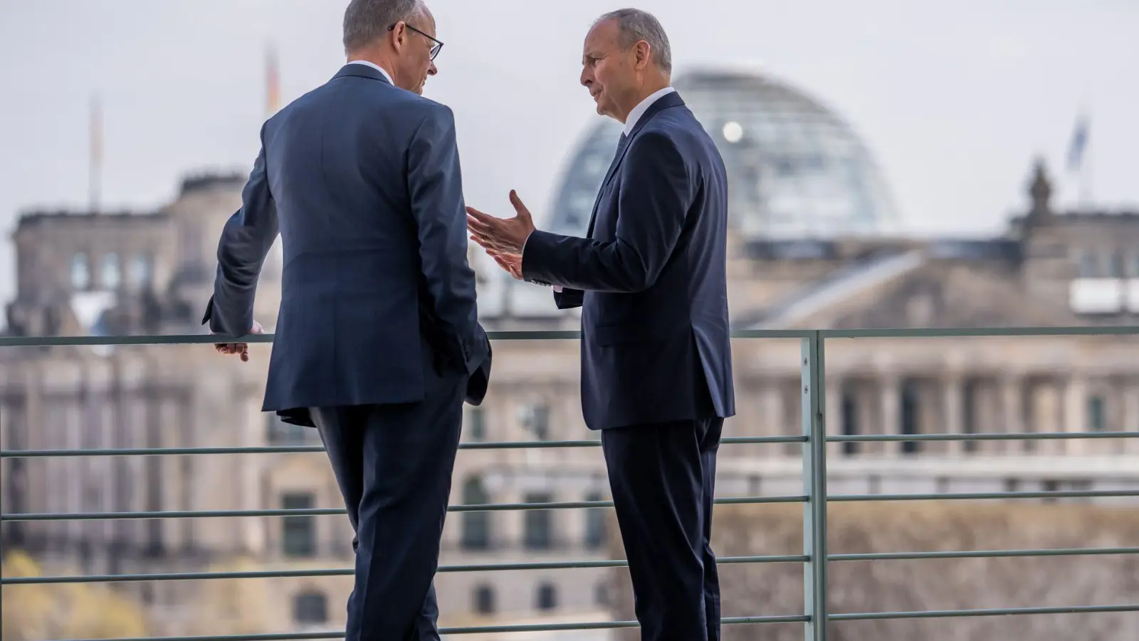 Der irische Regierungschef Micheál Martin (r) wird während der Ratspräsidentschaft zu einem Sondergipfel einladen. Hier ist er mit Kanzler Merz in Berlin zu sehen. (Archivbild) (Foto: Michael Kappeler/dpa)