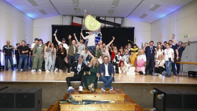 Sieger, Platzierte und Gratulanten freuten sich bei der Siegerehrung gemeinsam. (Foto: Helmut Meixner)