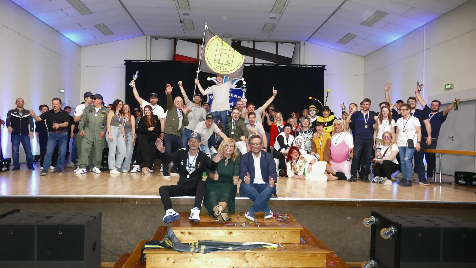 Sieger, Platzierte und Gratulanten freuten sich bei der Siegerehrung gemeinsam. (Foto: Helmut Meixner)