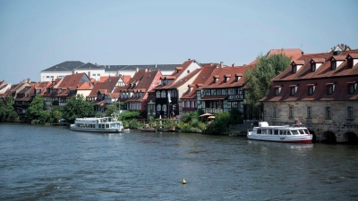 Aufgrund der niedrigen Wasserstände darf im Landkreis Bamberg derzeit kein Wasser mehr aus Flüssen entnommen werden. (Archivbild) (Foto: Daniel Vogl/dpa)