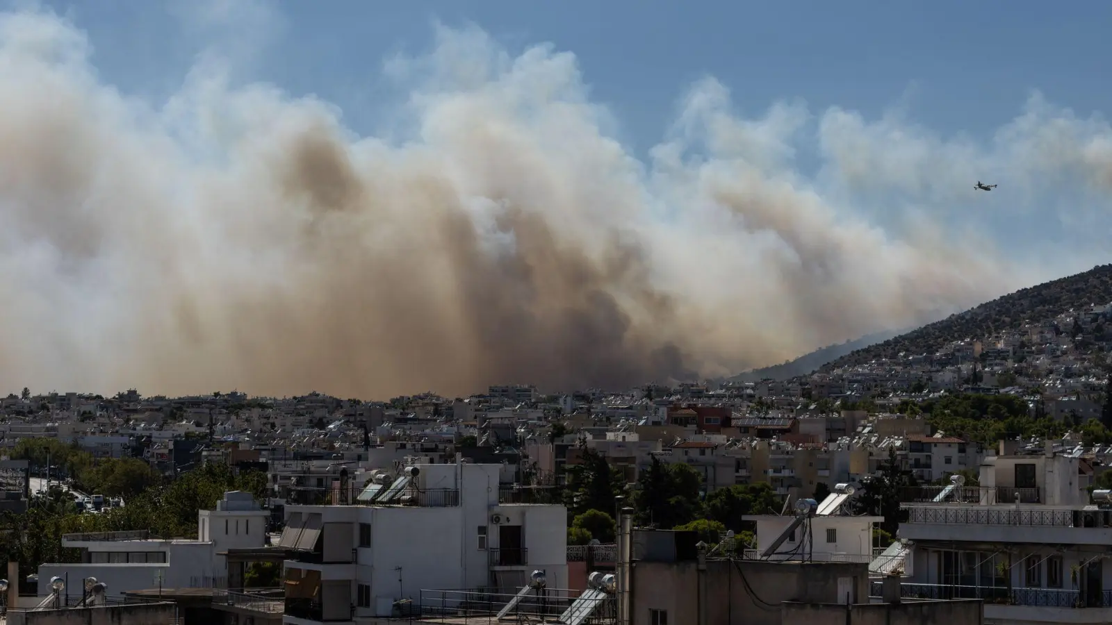 Von Athen aus sind die Rauchwolken der Brände westlich der griechischen Hauptstadt zu sehen. (Foto: Lefteris Partsalis/XinHua/dpa)